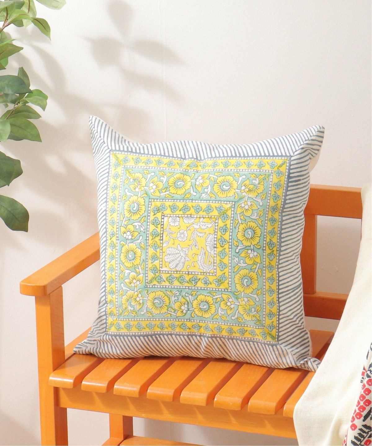 ライトイエロー