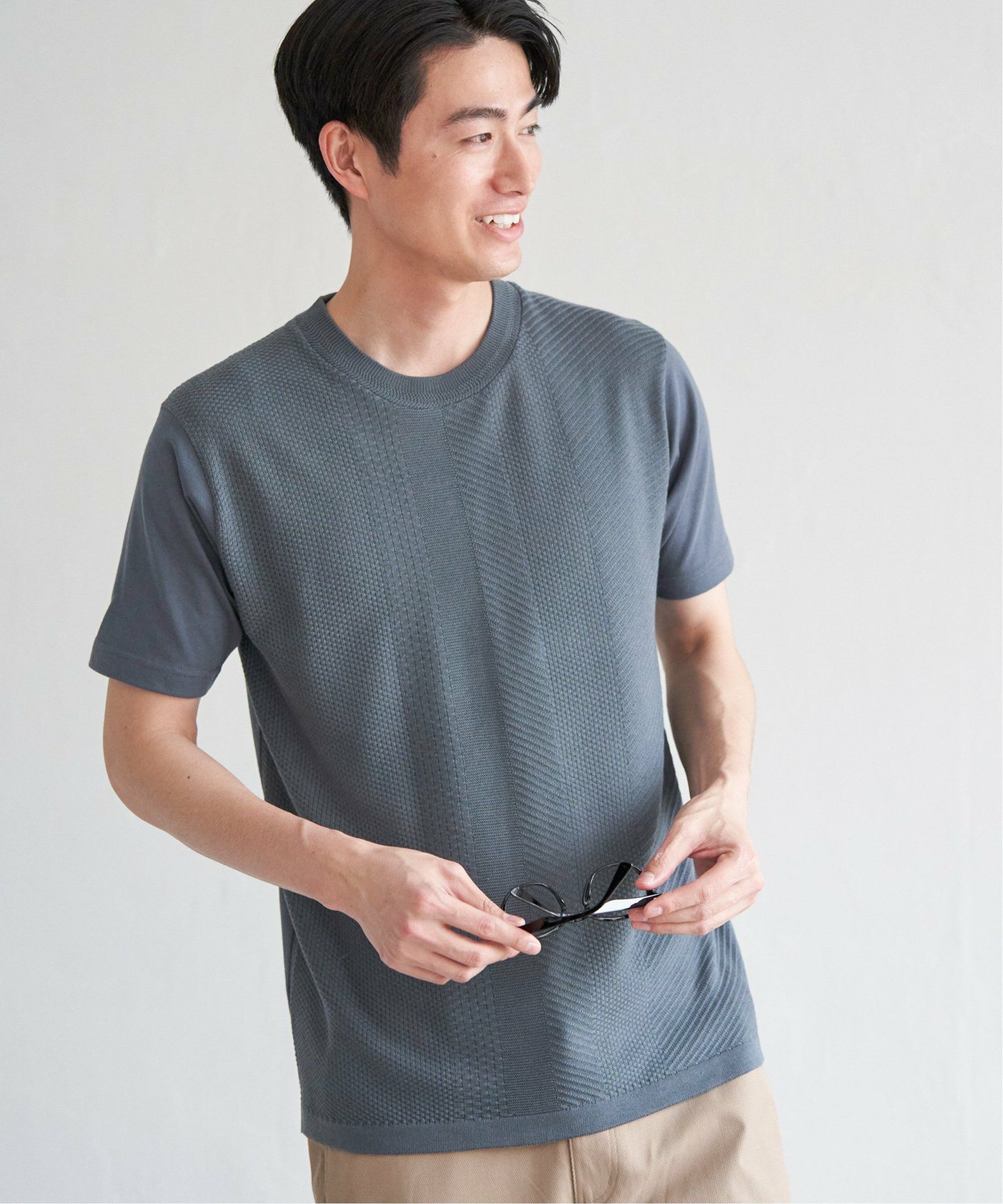 グレー