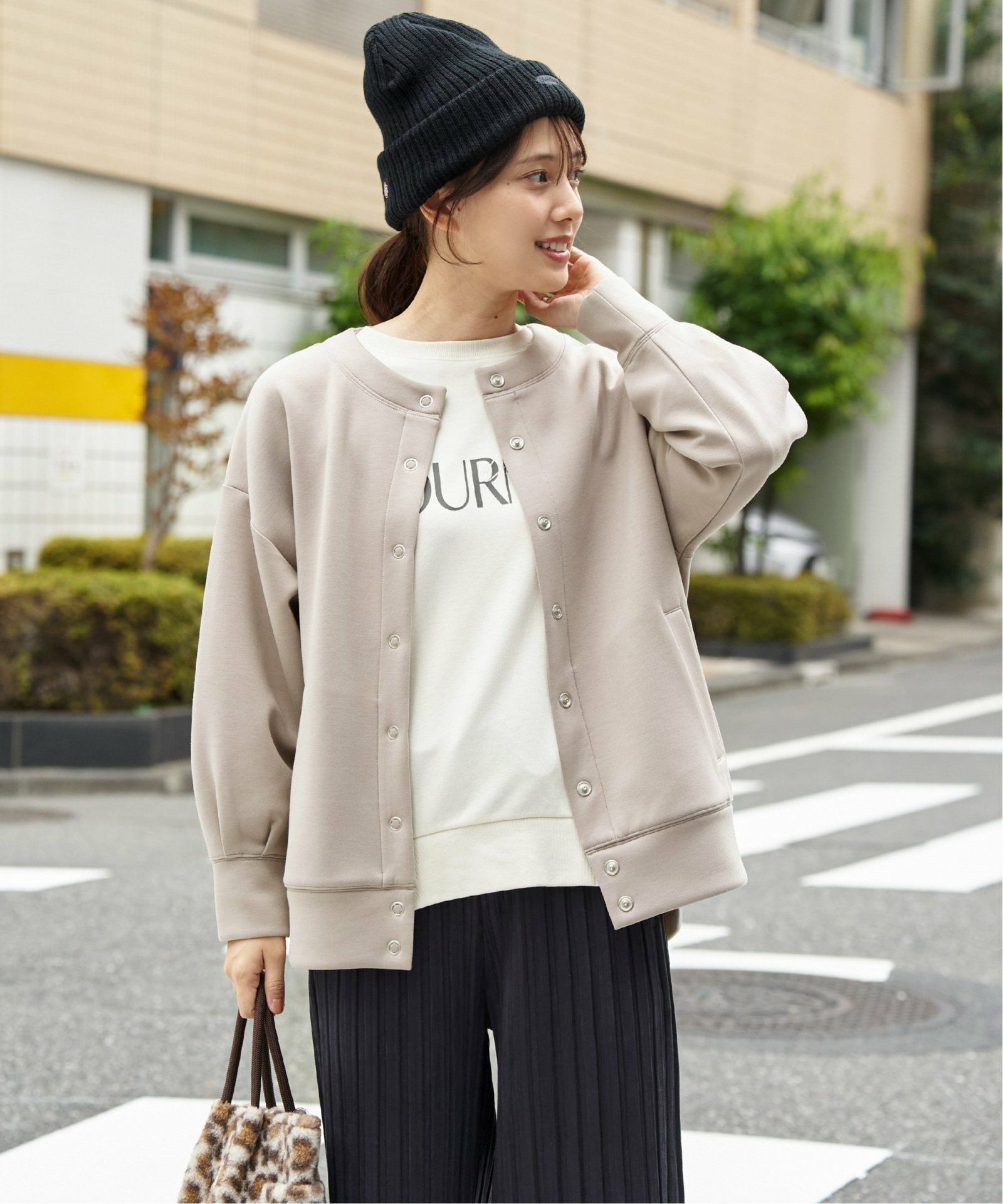 ベージュ
