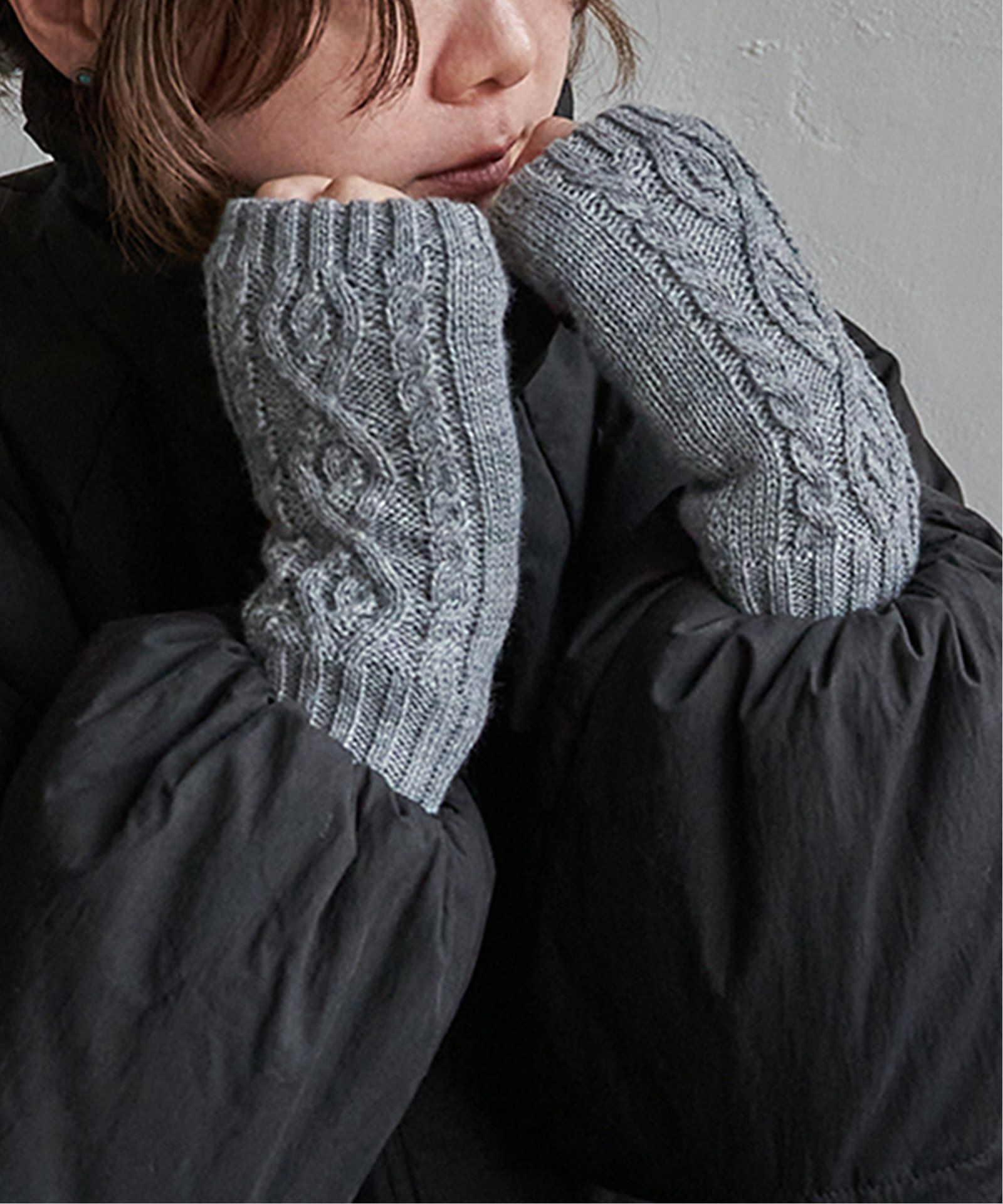 グレー