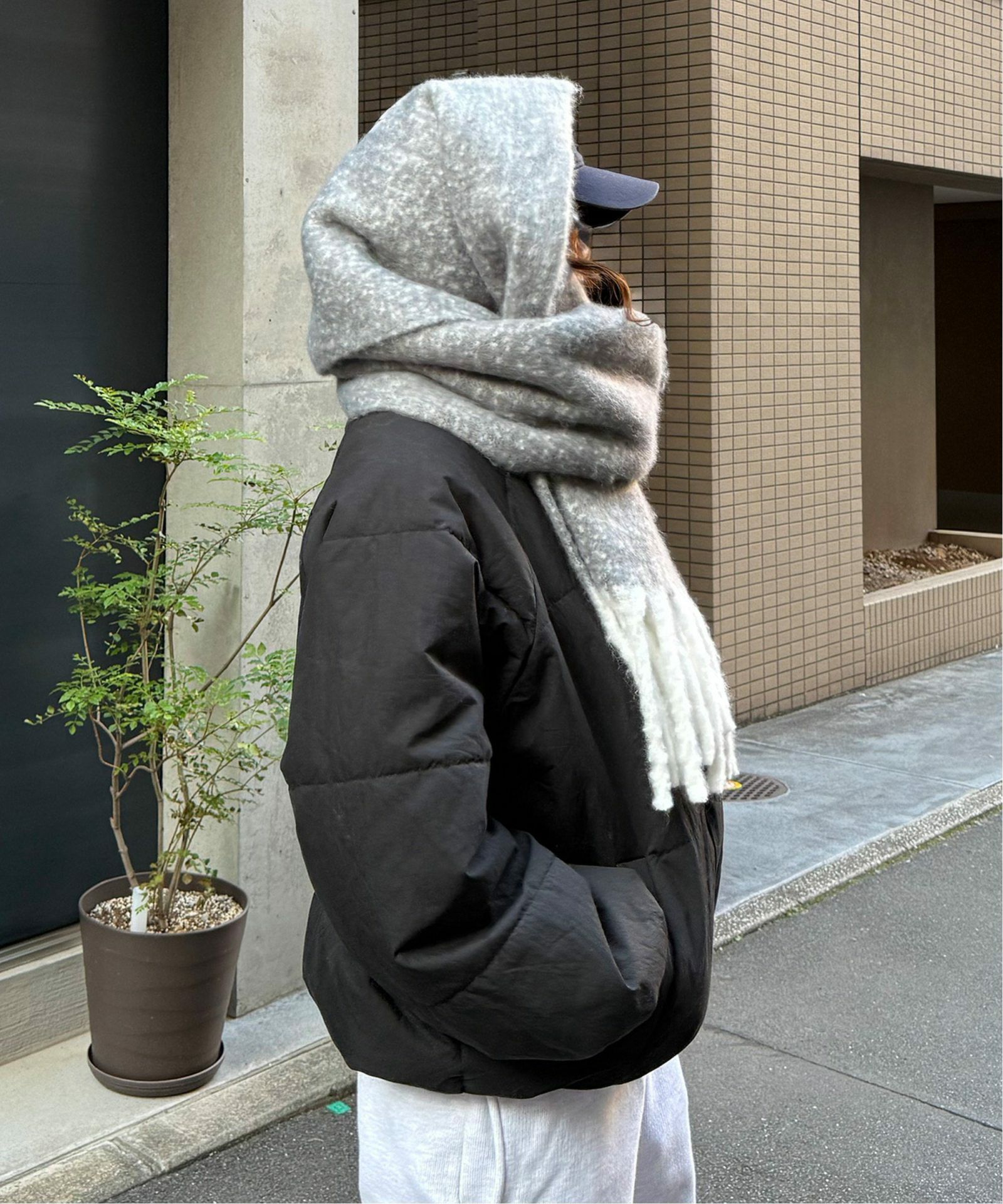 グレー