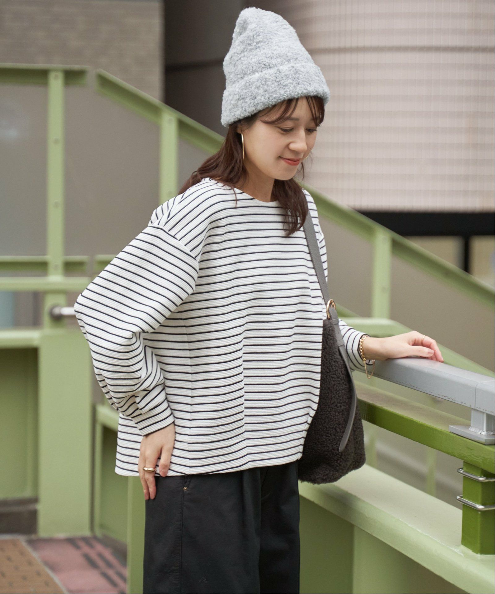 グレー