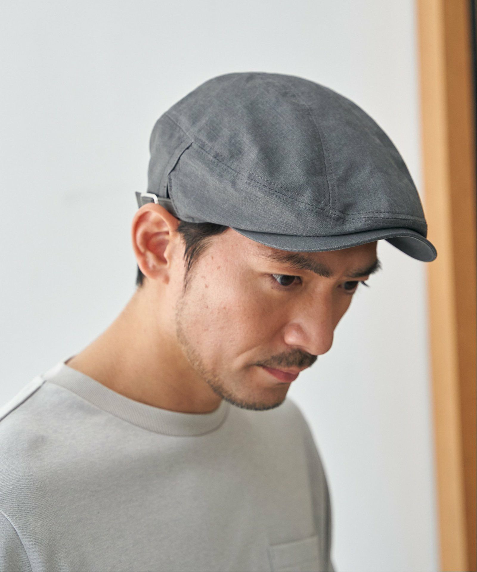 グレー