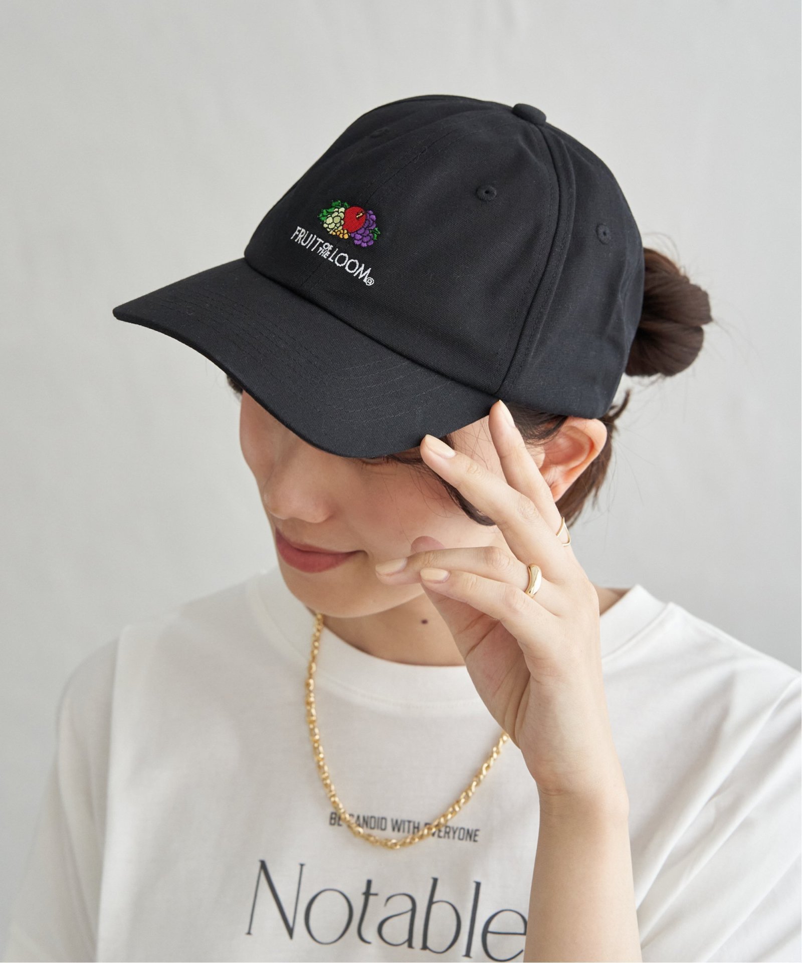 グレー