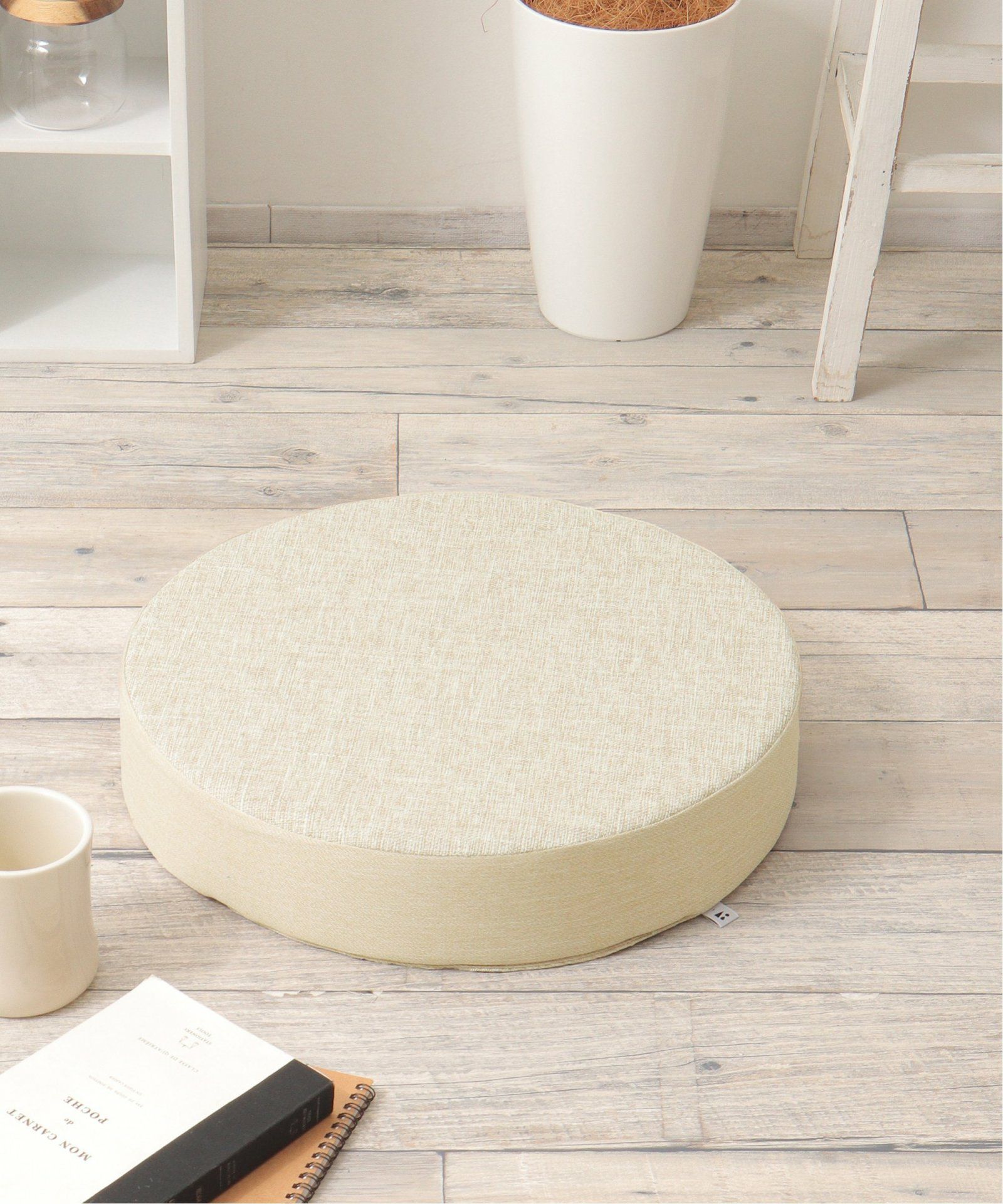 ベージュ