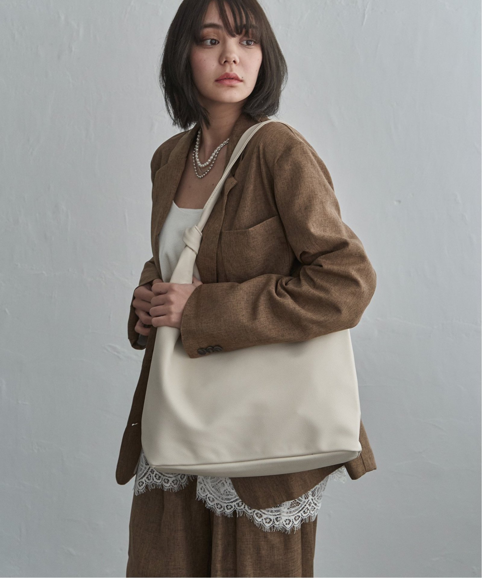 オフホワイト